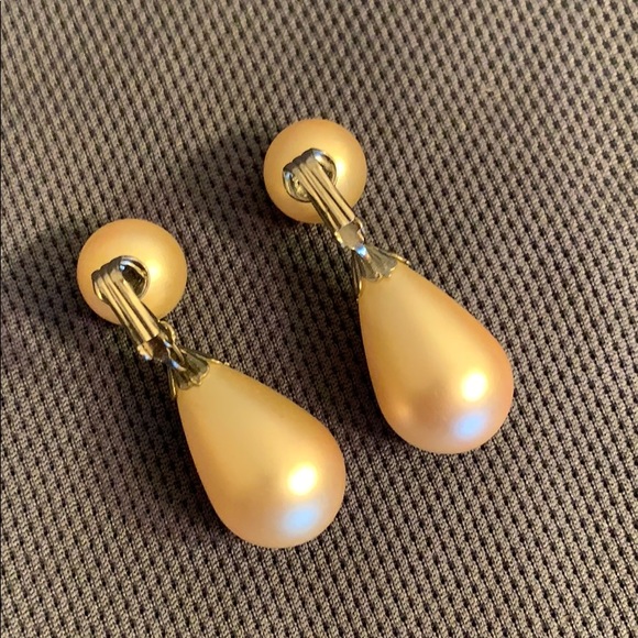 Vintage Pearl Clip On Earrings - Picture 4 of 6